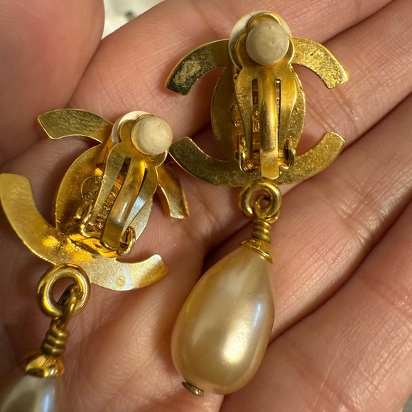 CHANEL Vintage Gold CC Turnlock Faux Pearl Clip On Earrings - Picture 6 of 9